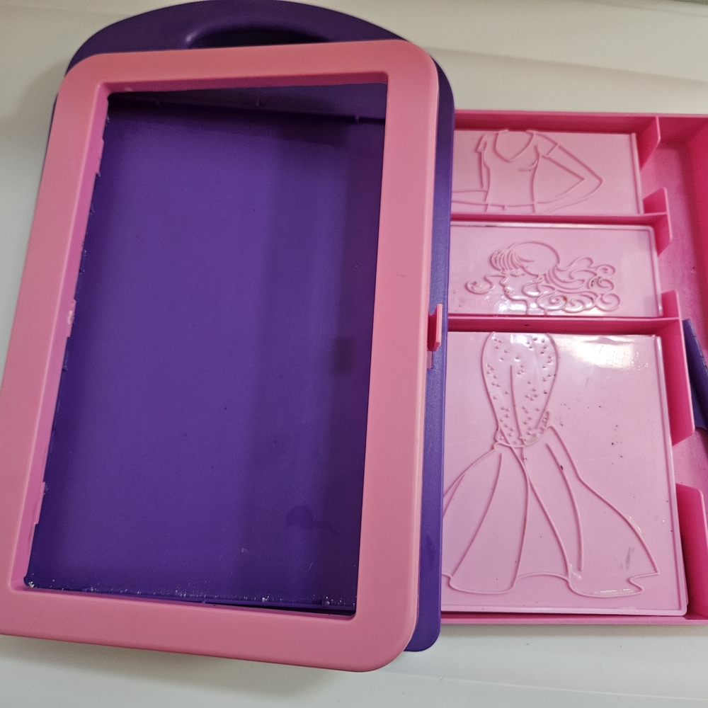 Melissa & Doug Fashion Design Activity Kit 9 Textured Plates & Storage Case